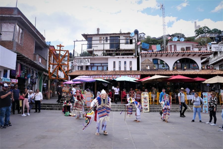 Danza de los Viejitos en Janitzio Danza-de-los-viejitos-en-el-pueblo-de-janitzio