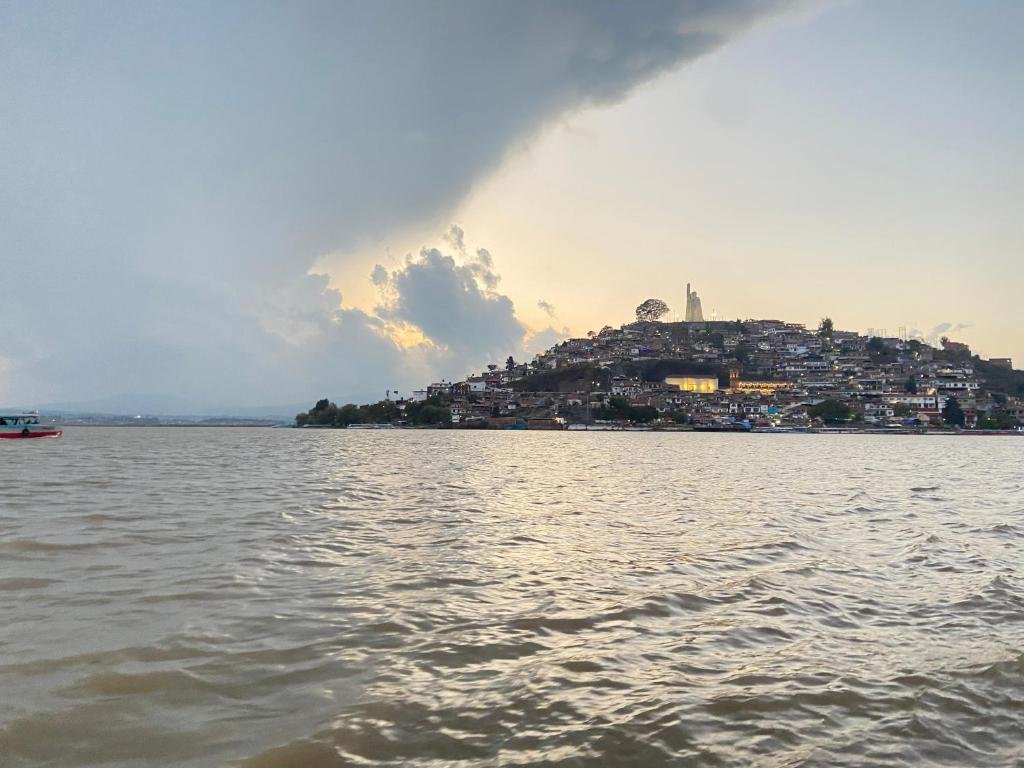 Navegando rumbo a Janitzio Vista-de-La-Isla_de-Janitzio
